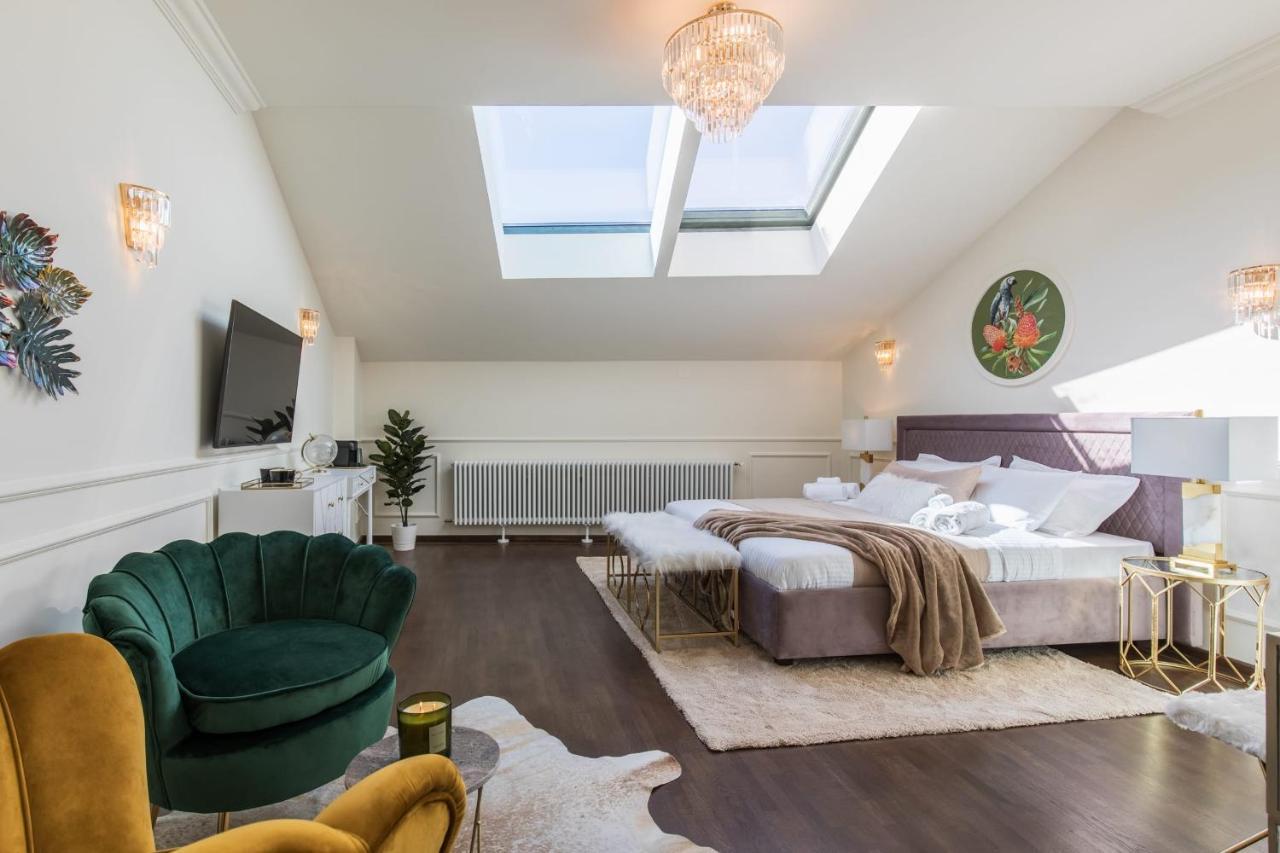 Holt Old Town Luxury Suites Bukarest Exteriör bild