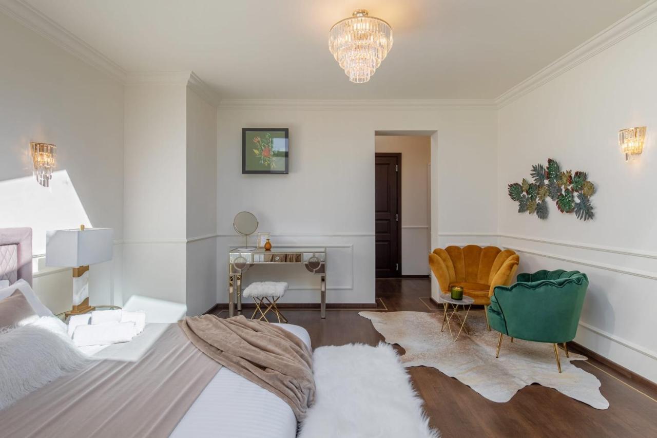 Holt Old Town Luxury Suites Bukarest Exteriör bild