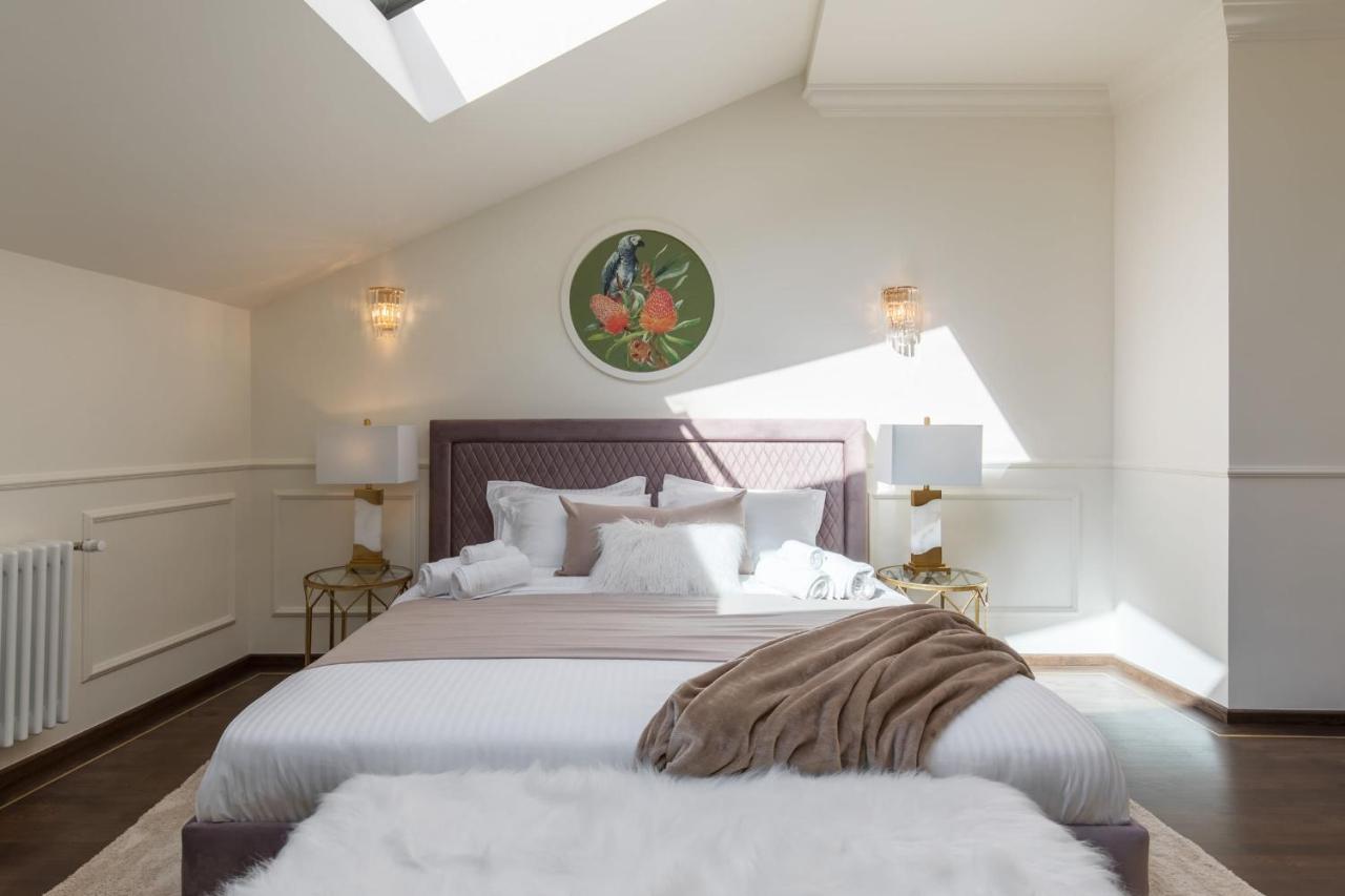Holt Old Town Luxury Suites Bukarest Exteriör bild