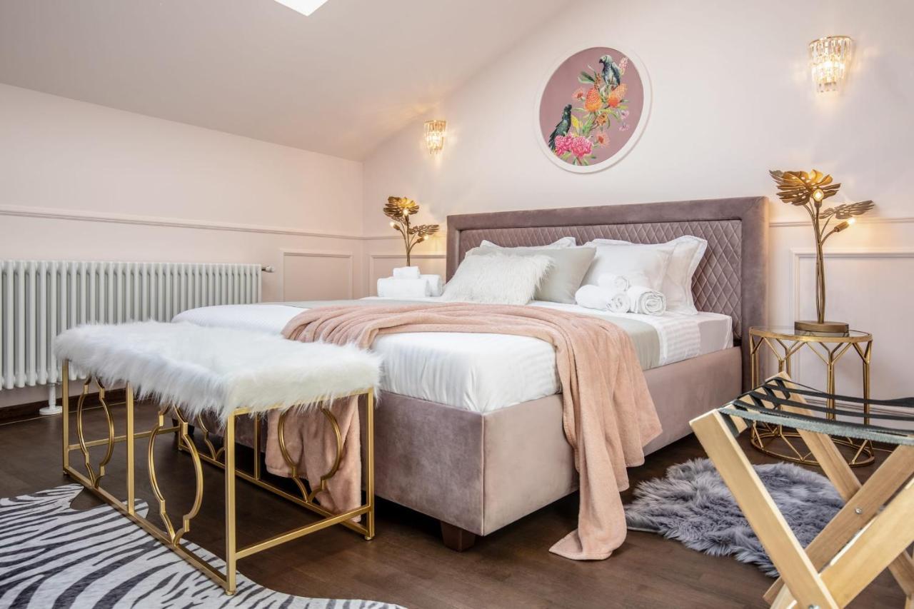 Holt Old Town Luxury Suites Bukarest Exteriör bild