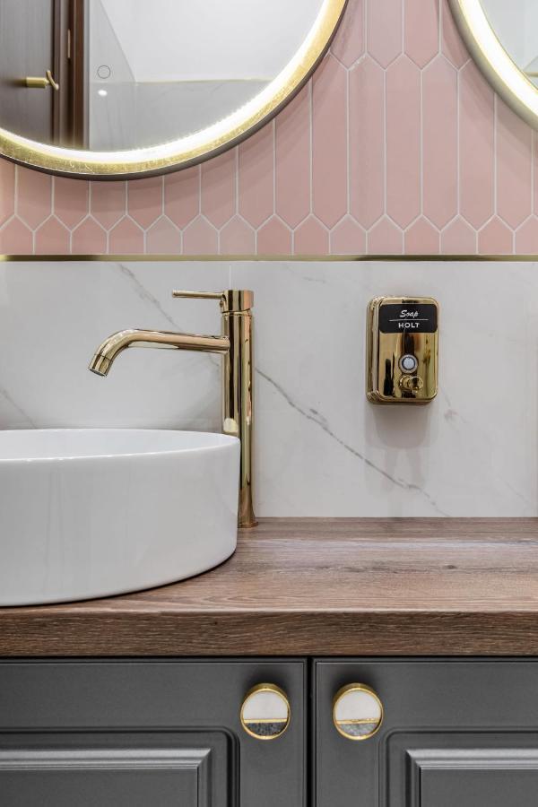 Holt Old Town Luxury Suites Bukarest Exteriör bild