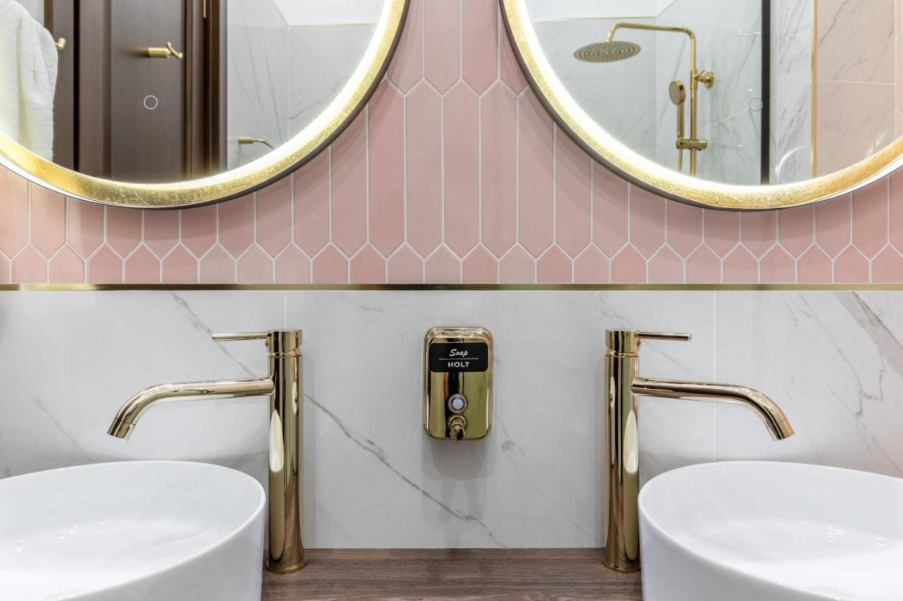 Holt Old Town Luxury Suites Bukarest Exteriör bild