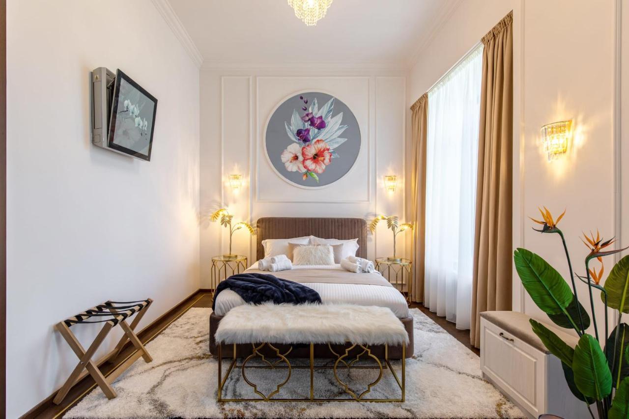 Holt Old Town Luxury Suites Bukarest Exteriör bild